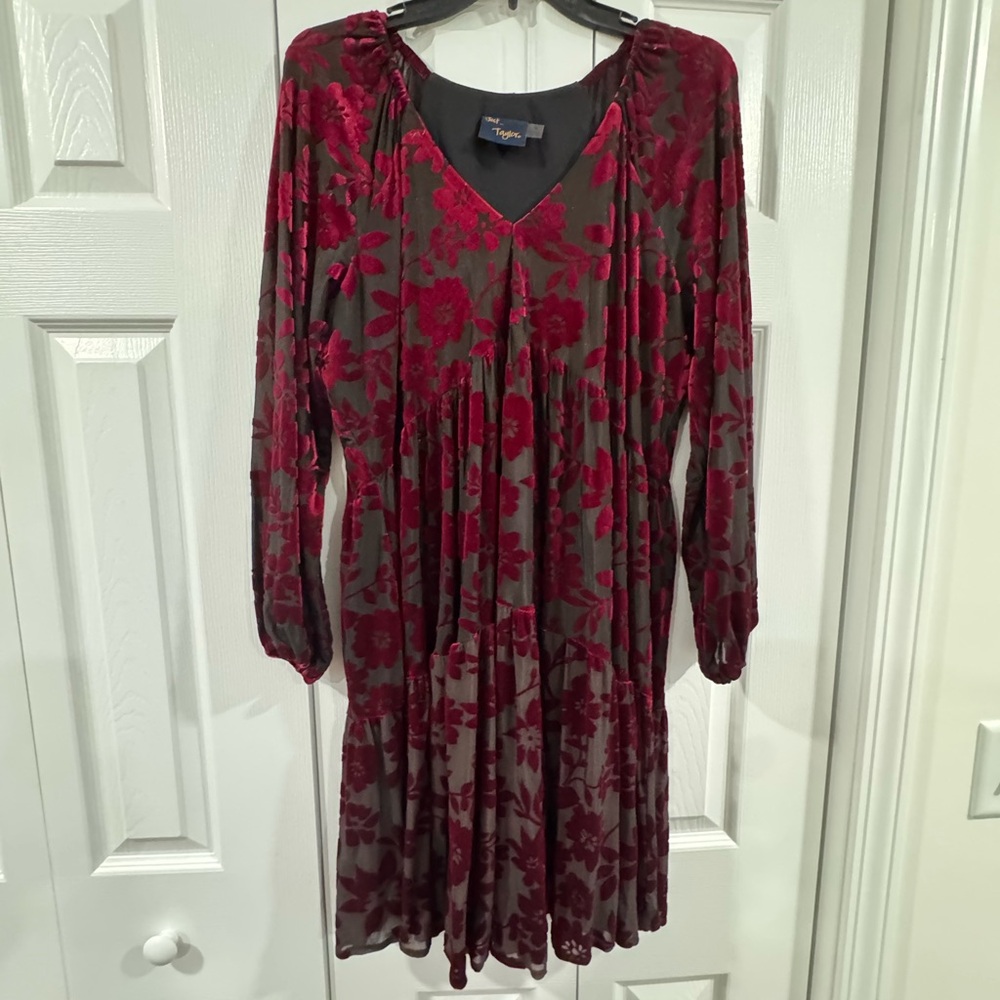 🩵2 for $20 SALE🩵 Taylor Red and Black Floral Long Sleeve Dress